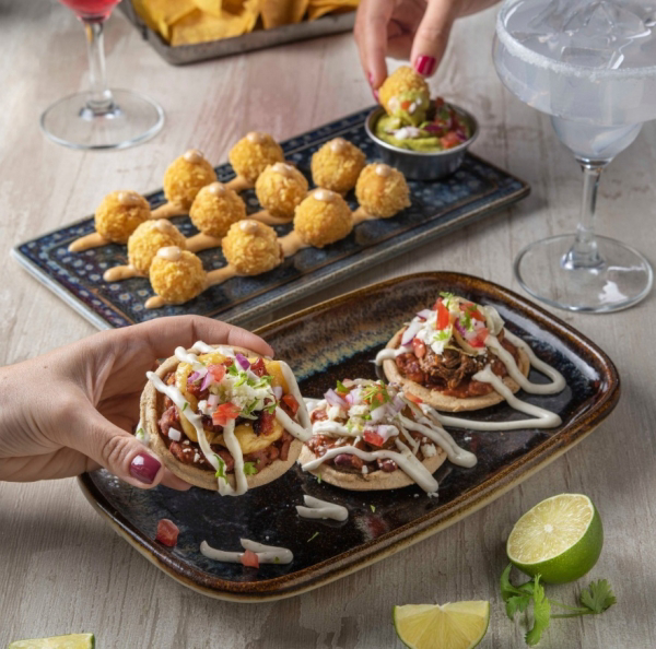 Cantina Mariachi, Hosteler�a