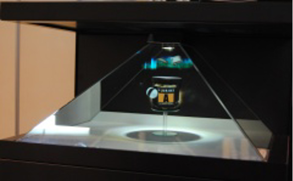 Motola estrena su nuevo dispositivo de reproducción de hologramas en 3D para dar servicios a empresas
