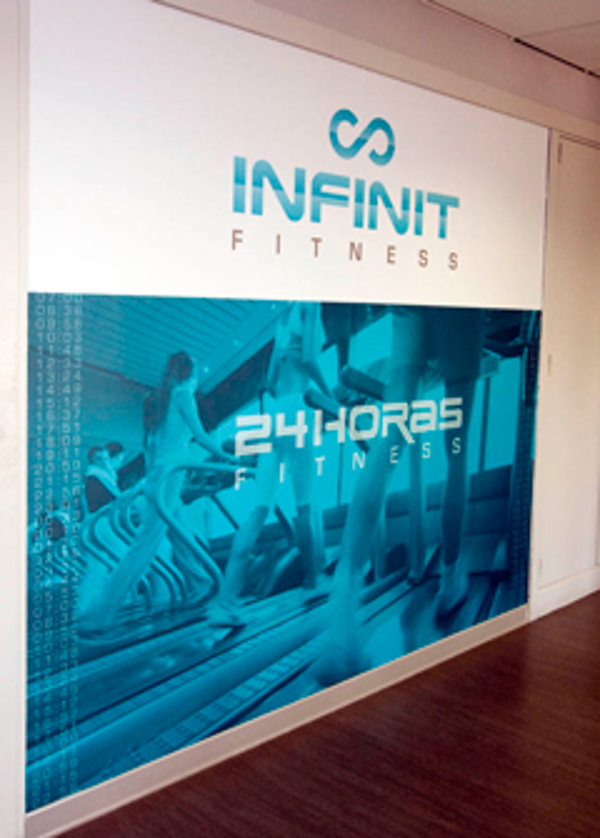 La franquicia Infinit Fitness acude a la Caja Mágica de Madrid durante el I Torneo de Pádel Birdigan