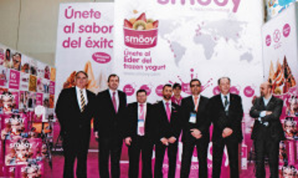 El embajador de España en México destaca el éxito de smöoy  en la Feria de la Franquicia del país