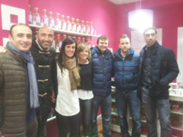 El Mister del Sporting de Gijón, Abelardo, arropa a los franquiciados de Scola Perfumes