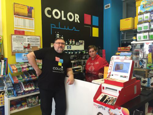 Francisco Jesús Gil Sorolla franquiciado y responsable de la Tienda Color Plus Plaza Roma en la ciudad de Zaragoza, nos habla acerca de su experiencia con esta franquicia.