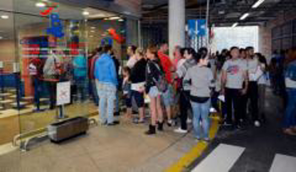 Miles de personas hacen cola por catorce empleos de Wash&Coffees