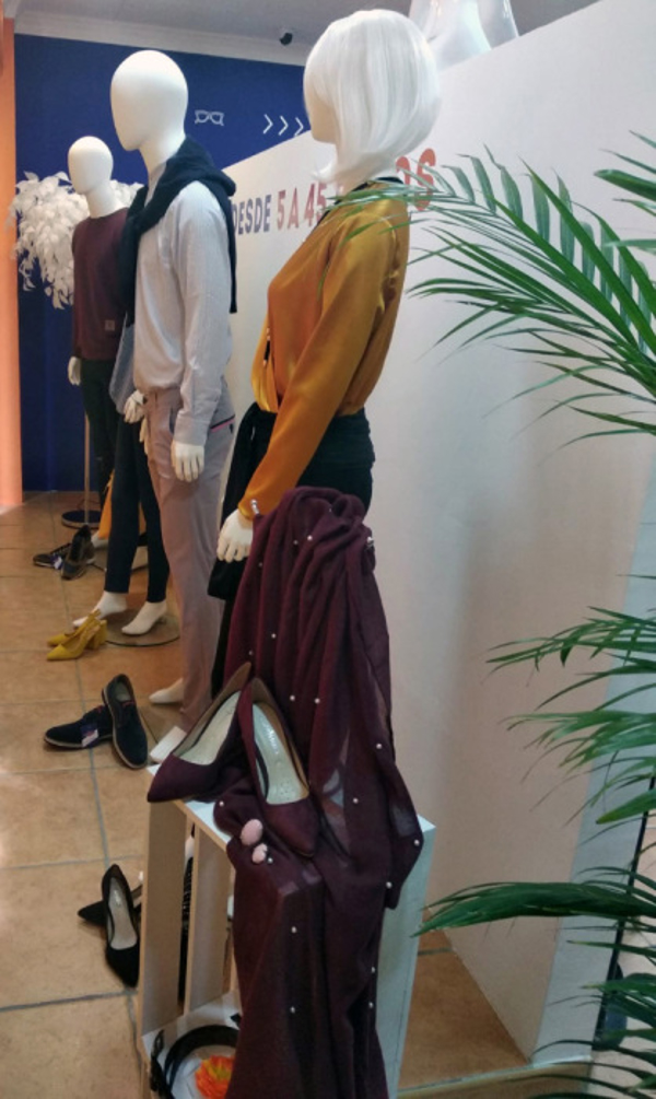 Garrucha inaugura su nueva tienda DE5EN5