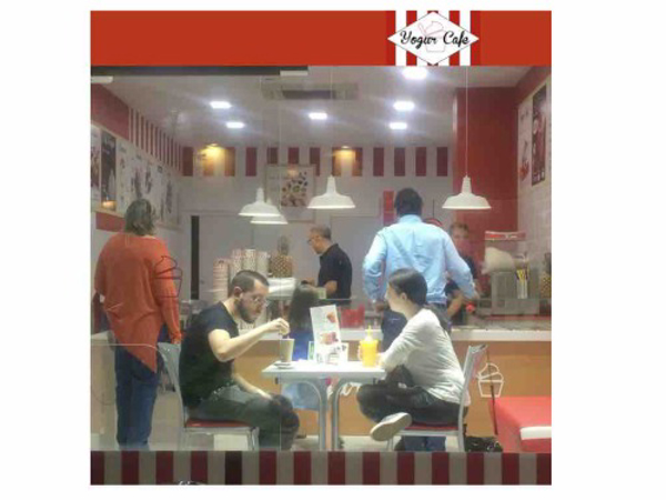 Yogur Café, Inauguración