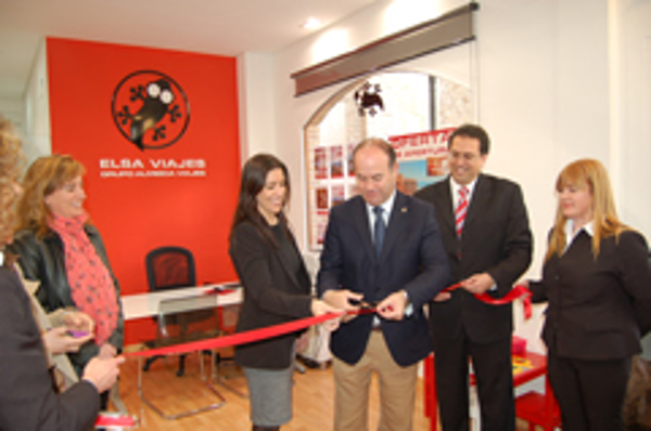 La red de franquicias Almeida Viajes renueva sus instalaciones en Antequera
