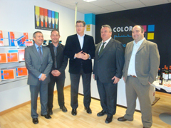 El Alcalde de Teruel asiste a la inauguración de la franquicia Color Plus Teruel