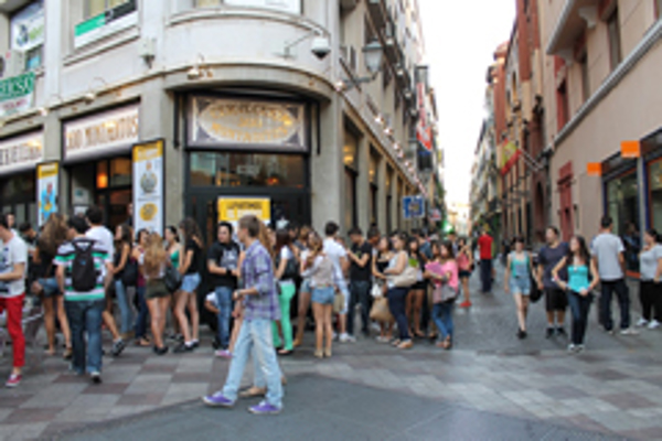 La campaña "Partimos el euro" de la franquicia 100 Montaditos se hace sentir en las calles