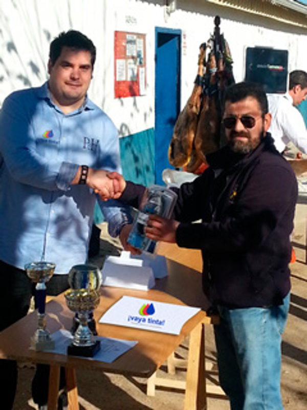 La franquicia presente Vaya Tinta en la entrega de trofeos del campo de tiro de Toledo