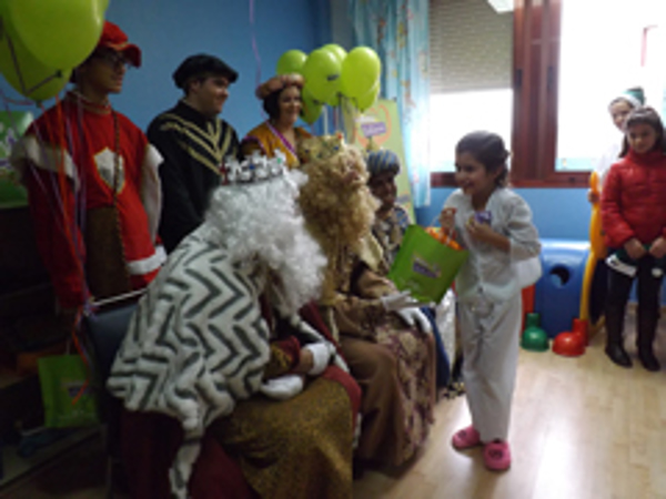 La franquicia La Botica de los Perfumes lleva al Hospital de Mérida a los Reyes Magos