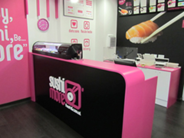 Las franquicias Sushimore suscriben un acuerdo con Banco Sabadell