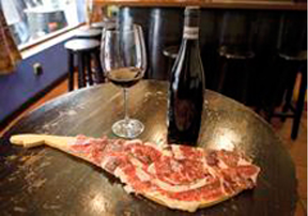 La franquicia Hasta los Andares ofrece tabernas degustación especializadas en producto ibérico