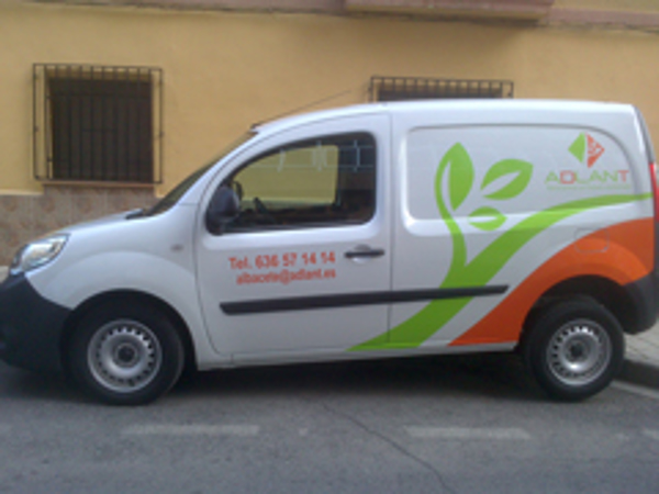 La franquicia Adlant Albacete estrena rótulo en su vehículo de trabajo