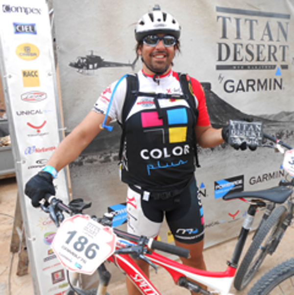 Jesús Manuel Reyes, participante de Titan Desert 2014, patrozinado por las franquicias Color Plus
