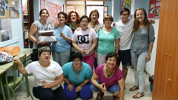 La franquicia ¡Vaya Tinta! Cullera colabora con la Asociación Baladre en la entrega de material.