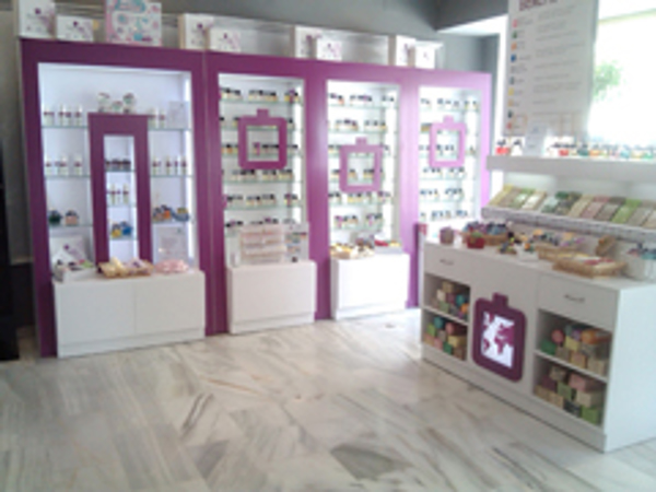 MaxDream abre su primera franquicia de perfumería en Nerja