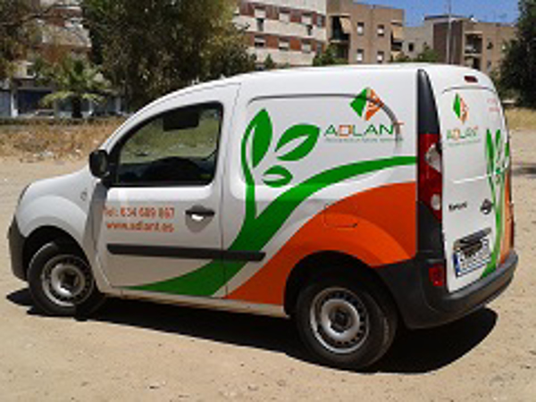 Adlant, franquicia de Córdoba estrena rotulación en su vehículo de trabajo