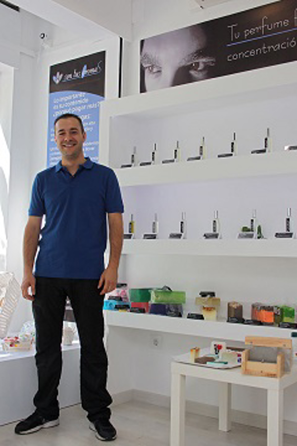 Un joven emprendedor se pone al frente de la segunda perfumería de las franquicias Son Tus Aromas abierta en Madrid