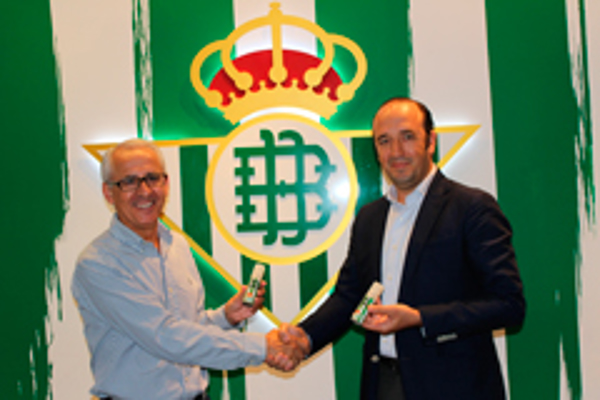 El Real Betis Balompié y las franquicias Woman 30 lanzan el perfume ‘Trece Barras’