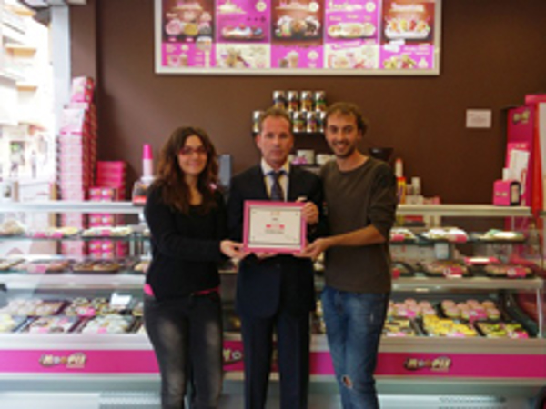 La red de franquicias Moopis and Coffee entrega una placa de reconocimiento a su franquiciado de Ponferrada