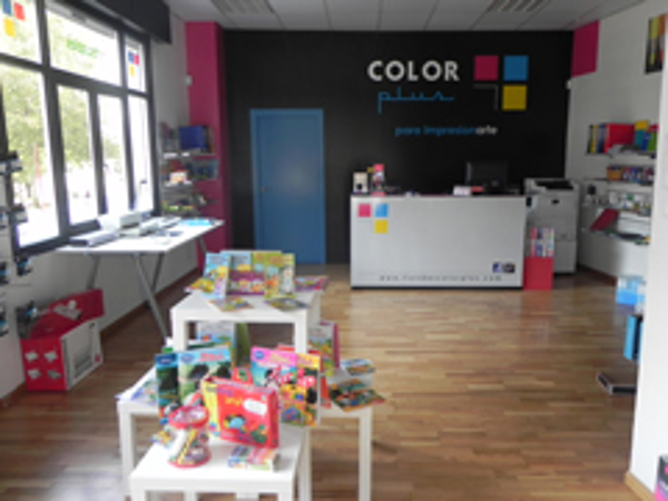 Color Plus abre las puertas de una nueva franquicia en Carballo