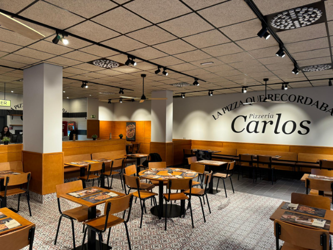 La franquicia Pizzerías Carlos presenta su nueva identidad con una nueva apertura en Vitoria.