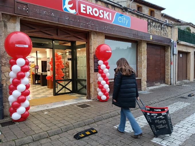 La franquicia Eroski inaugura un nuevo supermercado franquiciado en el municipio Puente la Reina, Navarra
