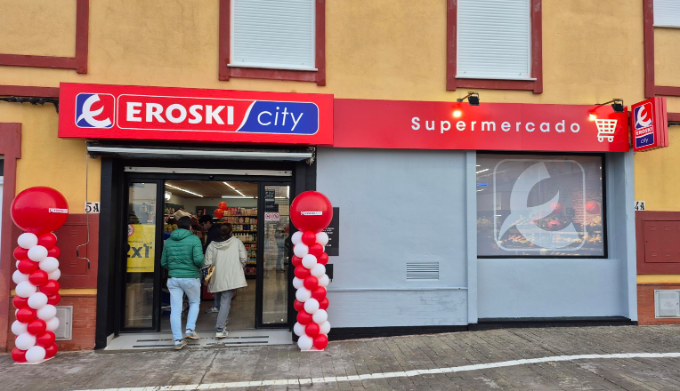 Eroski inaugura un nuevo supermercado franquicia en Arahal, Sevilla.