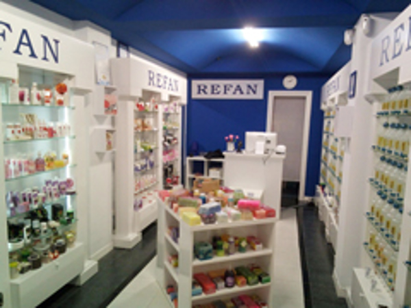 Refan abre una franquicia de perfumes y cosmética en Santurzi