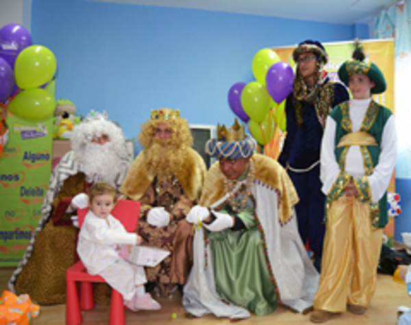 Los Reyes Magos visitan el Hospital de Mérida acompañados de la franquicia La Botica de los Perfumes