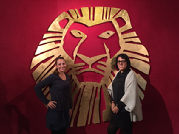 Las ganadoras de la primera competición comercial de la franquicia berolina, asisten al espectáculo de El Rey León