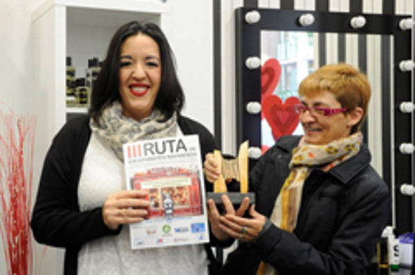 El escaparate navideño de la franquicia Esse Parfum Móstoles recibe el Primer Pemio