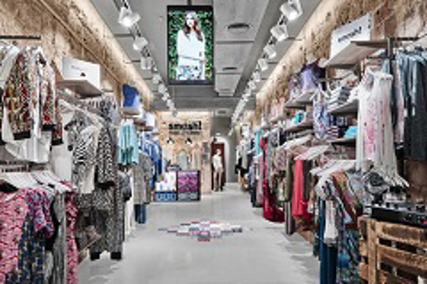 Smash estrena la imagen de sus franquicias en su renovada concept store de Barcelona 