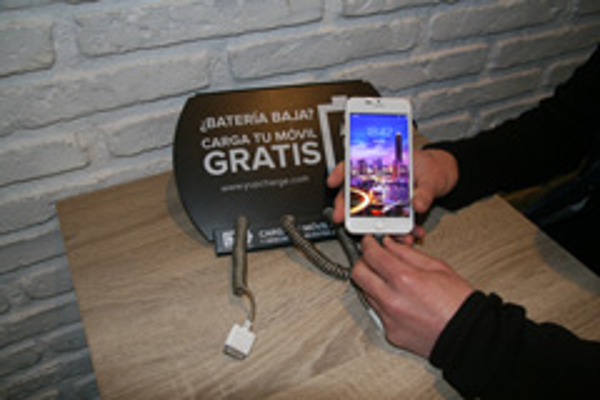 Yup!Charge instala cargadores de móviles públicos que funcionan con energías renovables