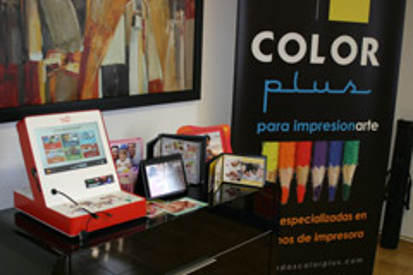 La red de franquicias Color Plus amplia su equipamiento con un kiosko fotográfico 