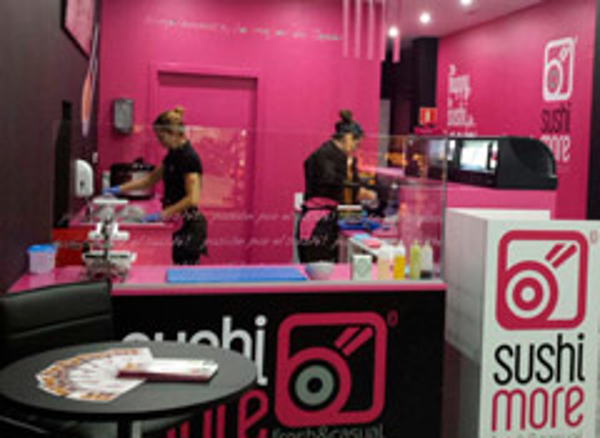 La red de franquicias Sushimore acerca el sushi con aire mediterráneo a A Coruña