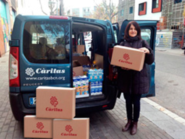 La franquicia Donpiso entrega a Cáritas los alimentos recolectados