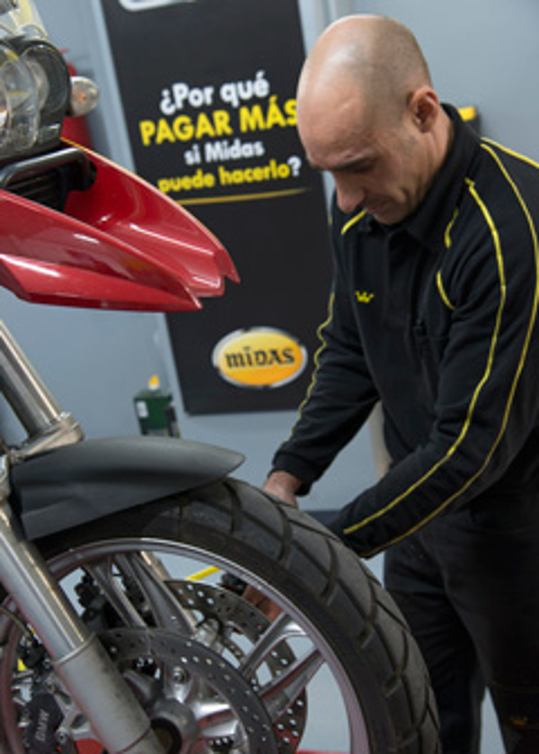 La red de franquicias Midas refuerza su servicio de motos ante el creciente aumento de matriculaciones en España