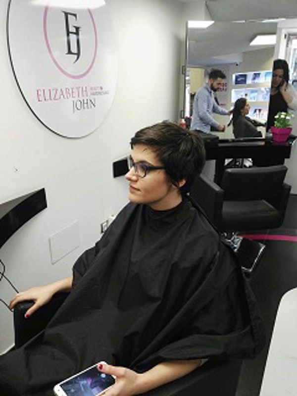 Elizabeth John presenta Elumen la única coloración natural que repara el cabello