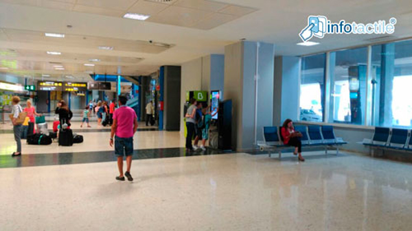 La franquicia Infotactile da servicio a los turistas desde el aeropuerto de Valencia