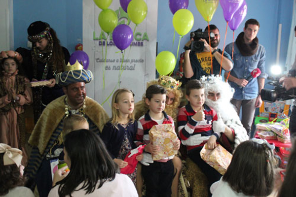 Los Reyes Magos visitan el Hospital con la franquicia La Botica de los Perfumes