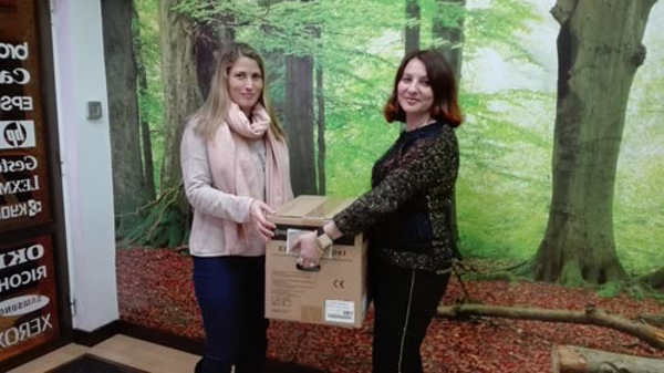 Disconsu entrega la impresora a la ganadora del sorteo de Reyes de sus franquicias