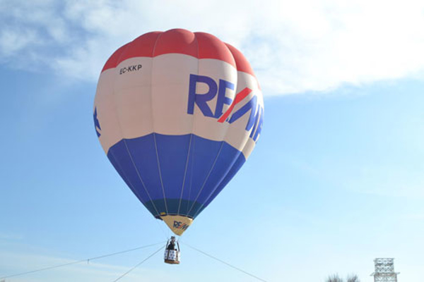 Más de 160 nazarenos se suben al globo aerostático de la franquicia Remax Urbánitas