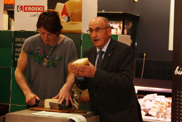 La franquicia Eroski incrementa un 235% sus compras de queso de pastor D.O. Idiazabal en los últimos tres años 