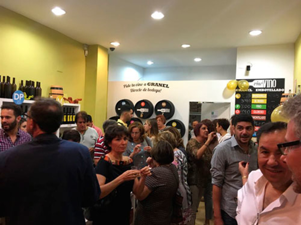 La ciudad de Sevilla recibe por primera vez a la franquicia Vino Vino 