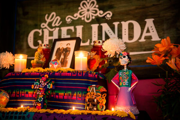 Cóctel en honor a Catrina y calavera de chocolate para brindar por el día de los muertos en la franquicia La Chelinda