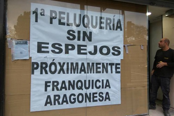 El periódico Heraldo de Aragón anuncia la inminente apertura de la primera peluquería sin espejos