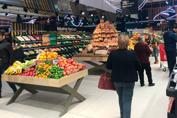 Más de un millar de personas acuden a la inauguración de la franquicia de hipermercado Eroski en Melilla