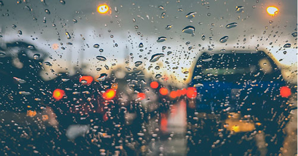 Buen estado de los neumáticos y escobillas, elementos para una conducción segura con lluvia, recomendación de la franquicia Midas