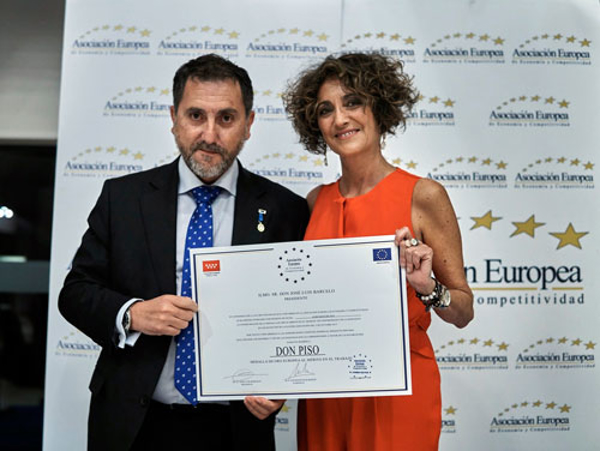 La red de franquicias donpiso recibe la Medalla de Oro al Mérito en el Trabajo